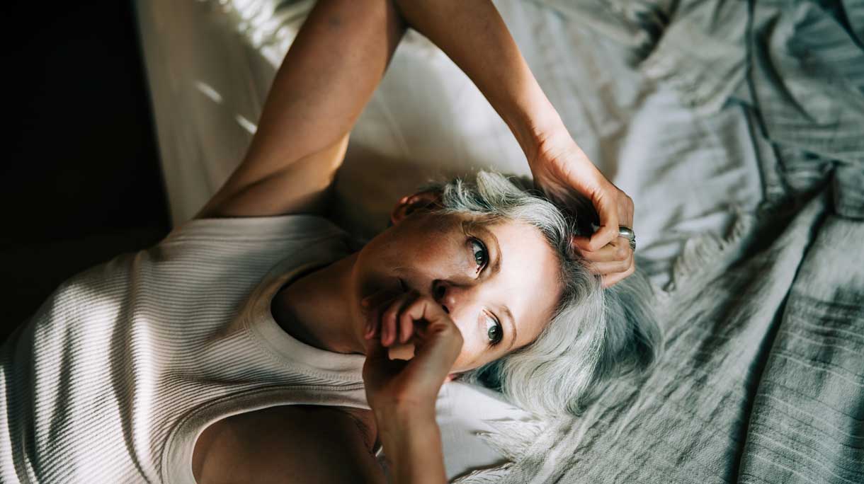 Vrouw ligt wakker
