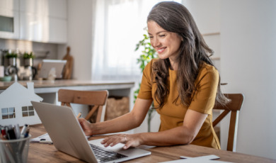 Taxateur aan het werk achter laptop