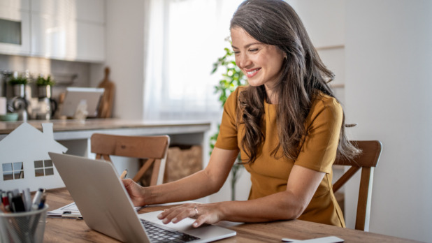 Taxateur aan het werk achter laptop
