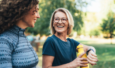 oudere vrouw wandelt met dochter