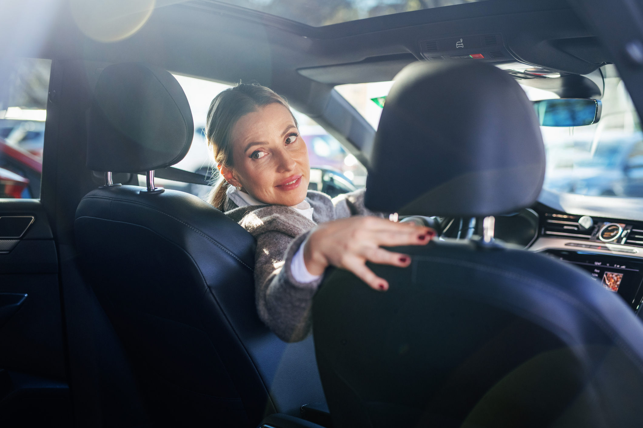 Vrouw in auto probeert achteruit in te parkeren