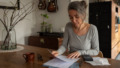 Vrouw aan de administratie met papieren van de Belastingdienst