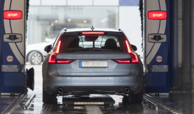 auto die door de wasstraat gaat