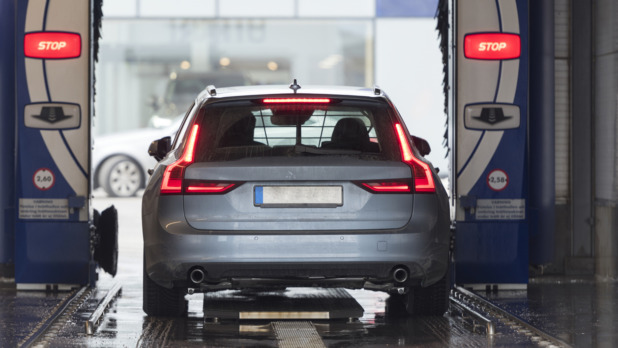 auto die door de wasstraat gaat
