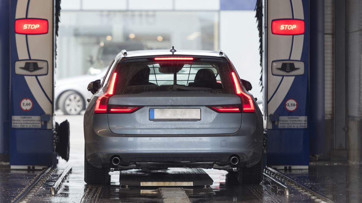 auto die door de wasstraat gaat