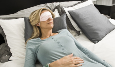 oudere vrouw met slaapmasker