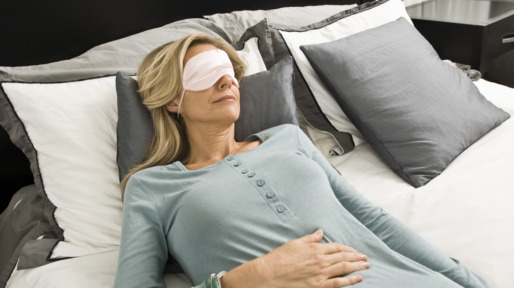 oudere vrouw met slaapmasker