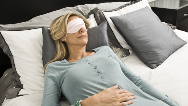 oudere vrouw met slaapmasker