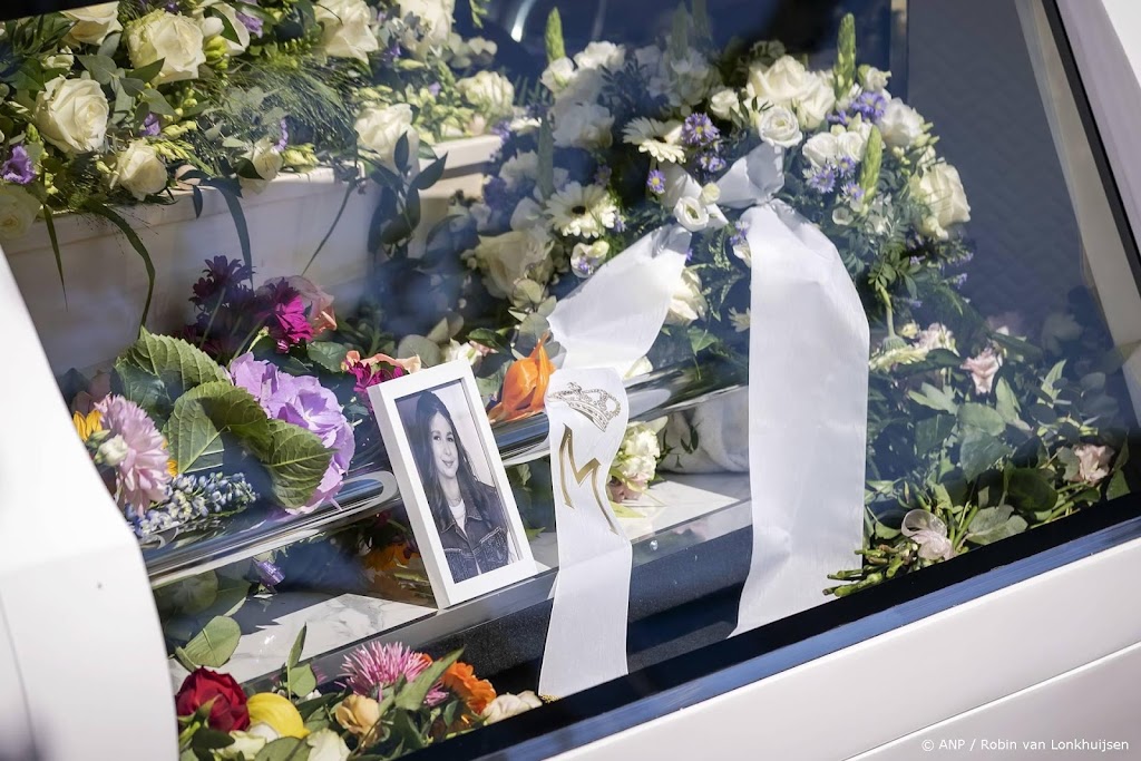 Boeket van koningin Máxima op kist van overleden Jade Kops
