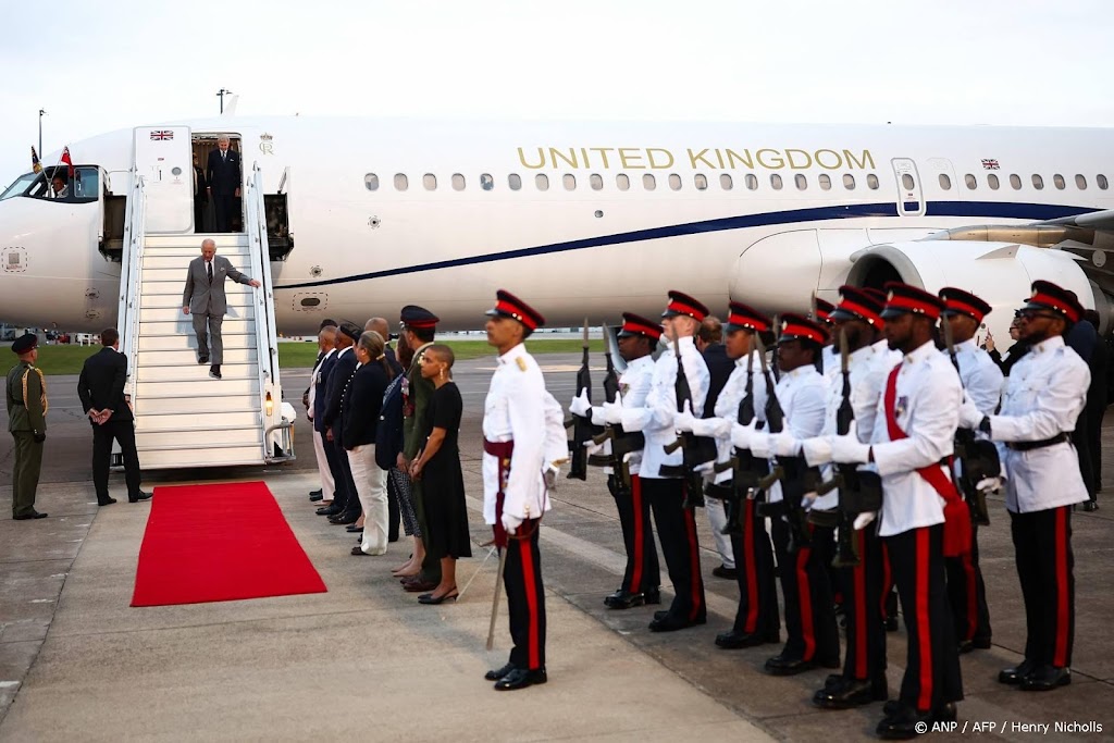 Koning Charles aangekomen in Bermuda