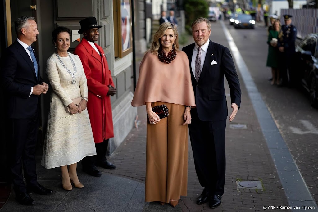 Koningspaar arriveert in Amsterdam voor 5 mei-concert