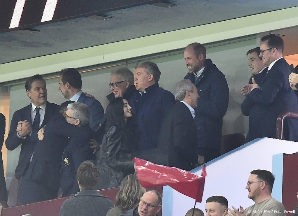 William feest mee met spelers Aston Villa na winst halve finale