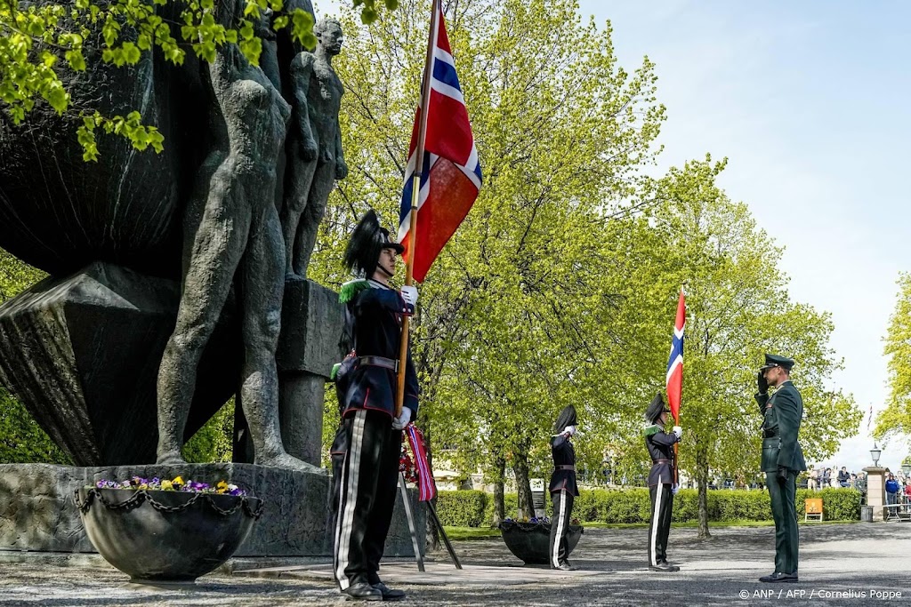 Haakon legt krans tijdens herdenkingsdag in Noorwegen