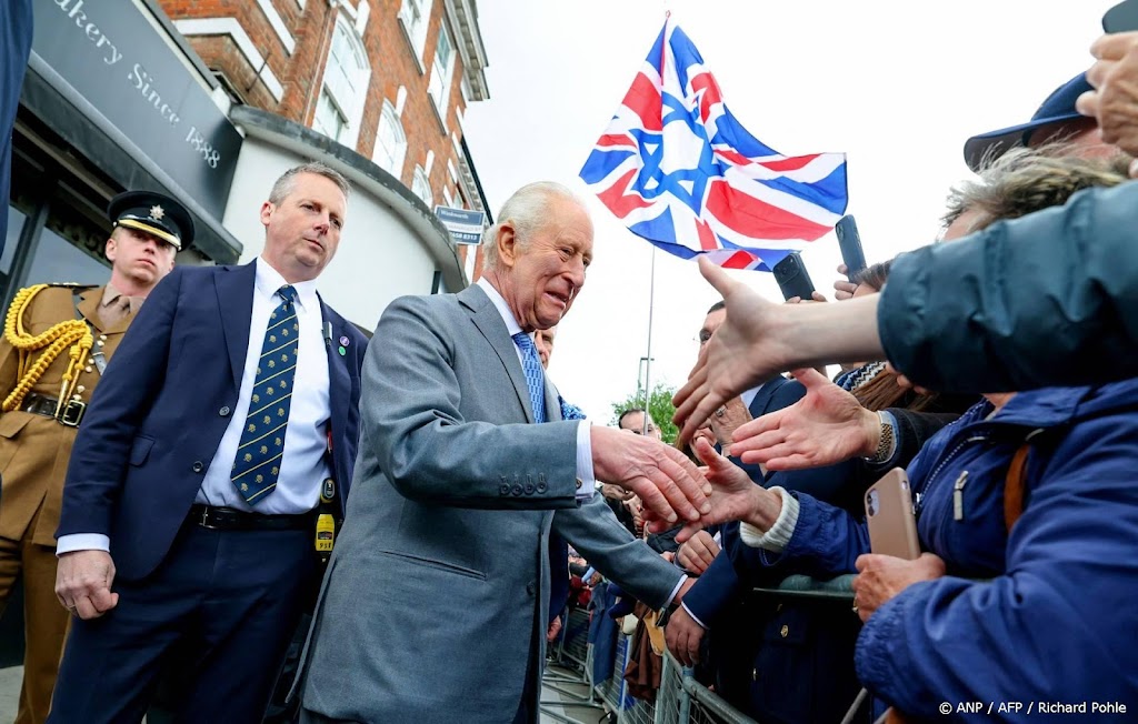 Koning Charles bezoekt Joodse gemeenschap na steekpartij