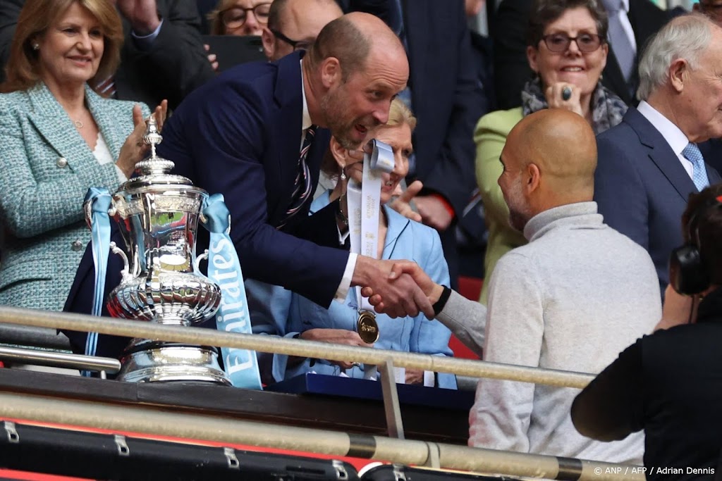Prins William reikt FA Cup uit, ook Noel Gallagher aanwezig