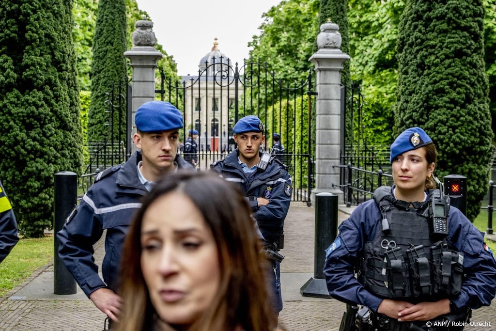 Moeder Insiya voert actie bij aankomst Modi bij koningspaar