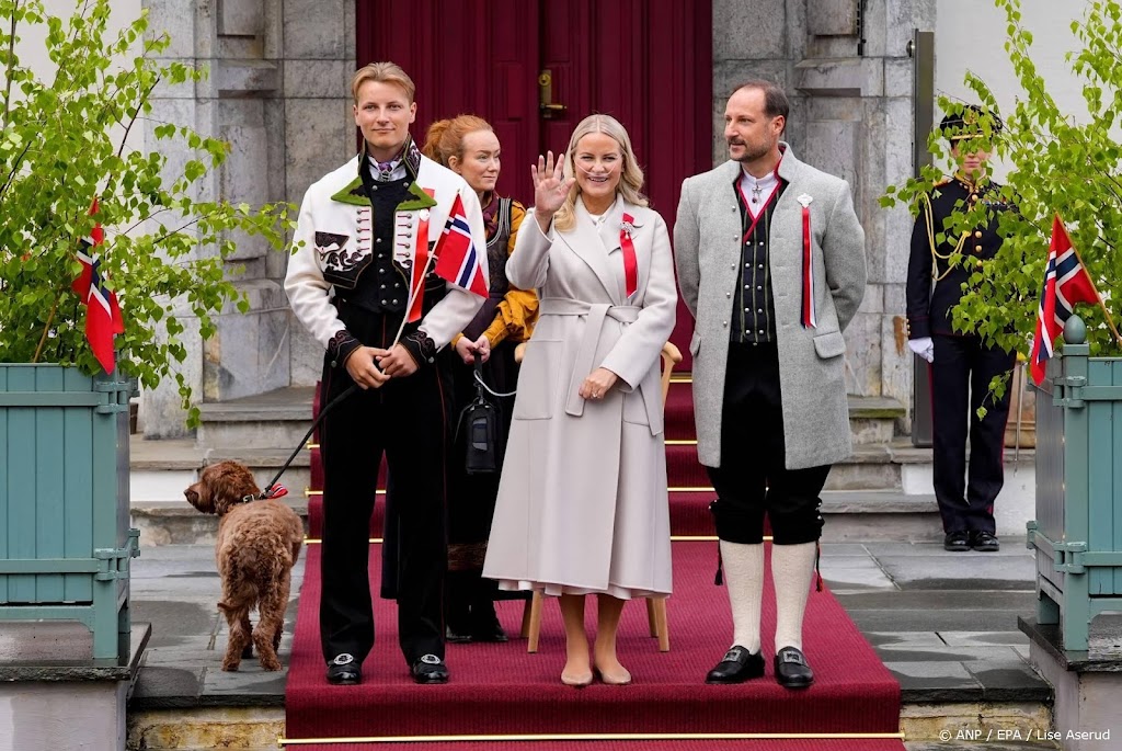 Haakon en Sverre Magnus bezoeken Marius Borg Høiby in gevangenis