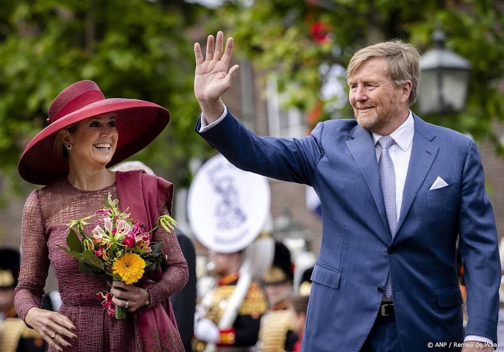 Koning krijgt ongevraagd haaradvies van kapper in Roermond