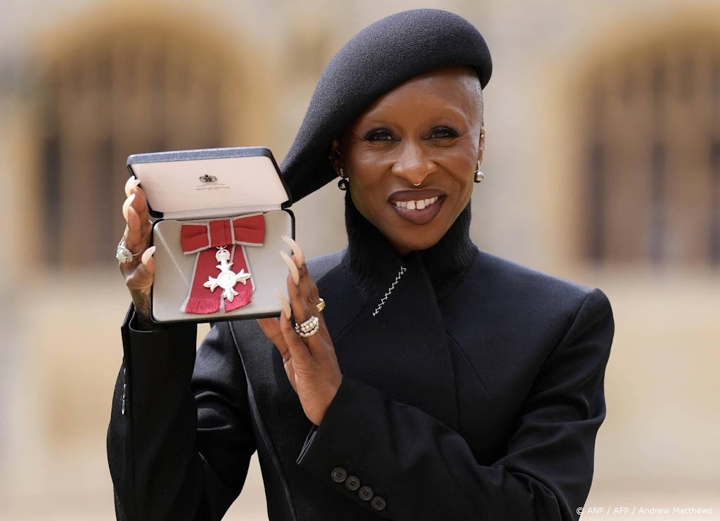 Cynthia Erivo ontvangt onderscheiding van prins William
