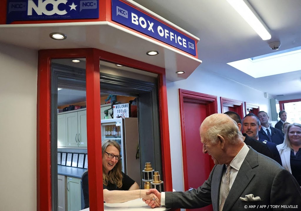 Charles bezoekt bioscoop en voedselbank in Noord-Ierland