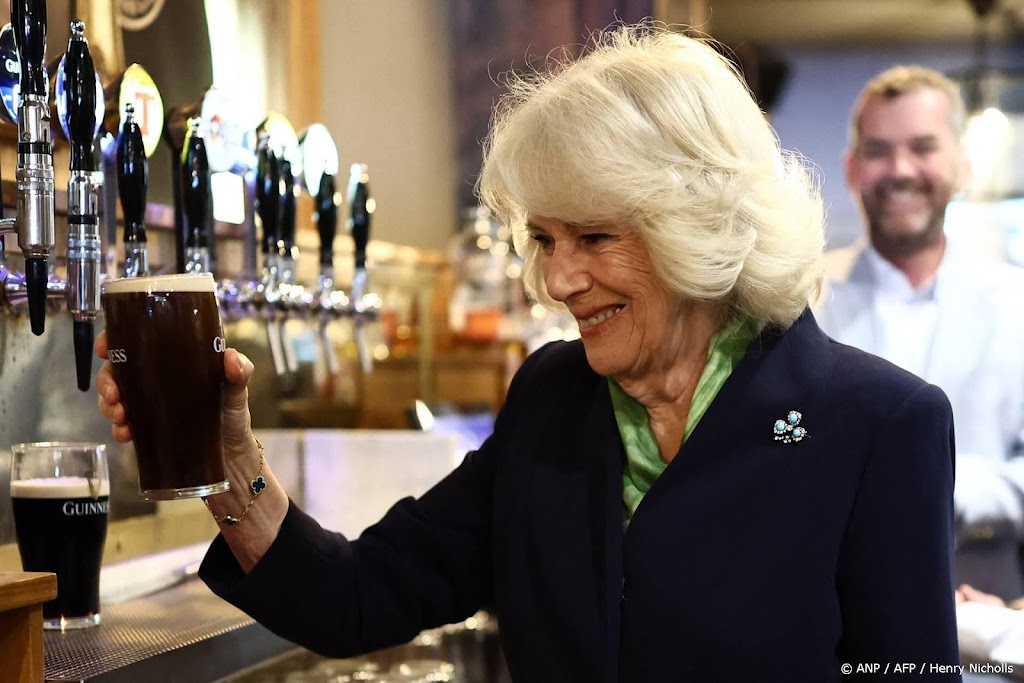 Camilla tapt Guinness-bier in Noord-Ierse pub