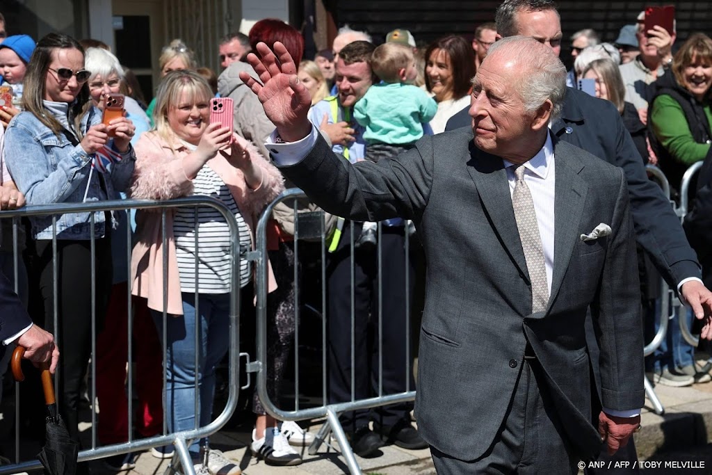 Meeuw bevuilt koning Charles in Noord-Ierland