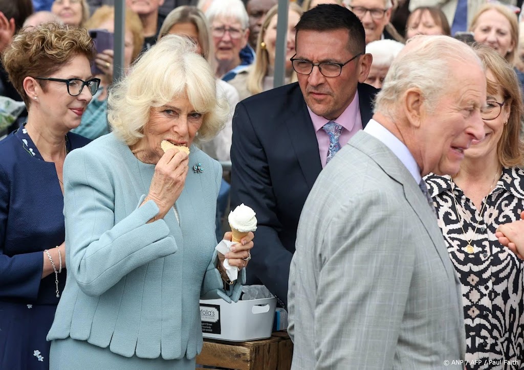 Camilla kan tijdens bezoek Noord-Ierland niet van ijsje afblijven