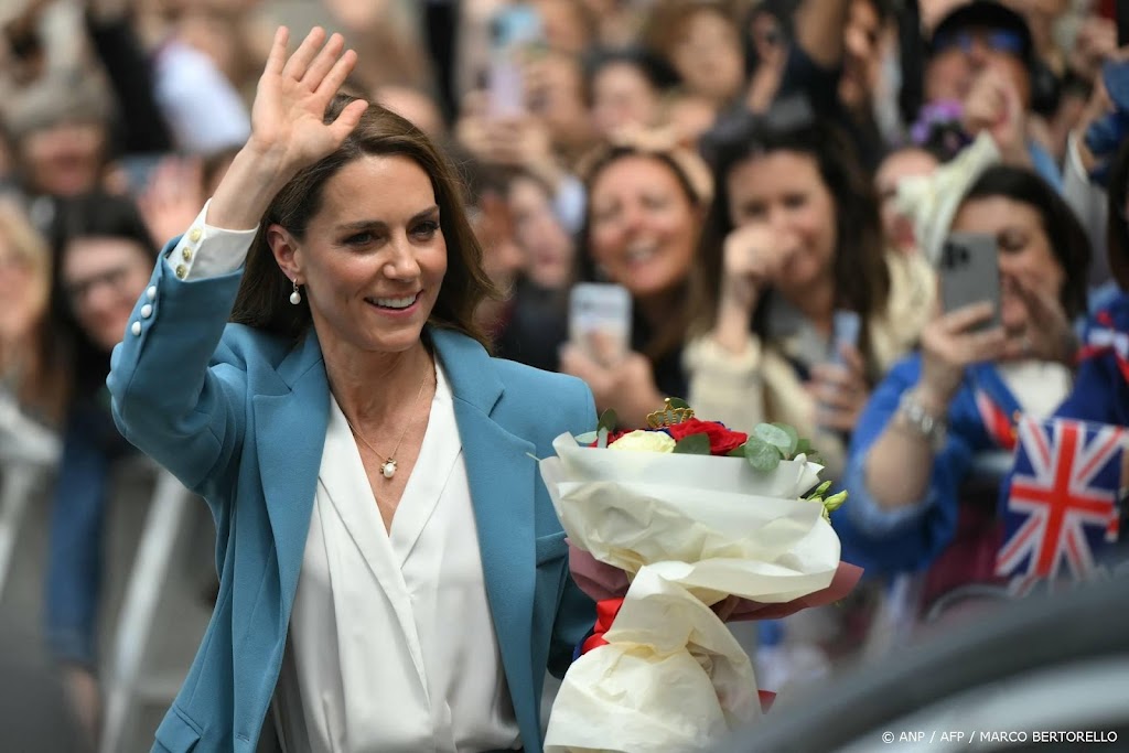 William trots op eerste overzeese bezoek Catherine na behandeling
