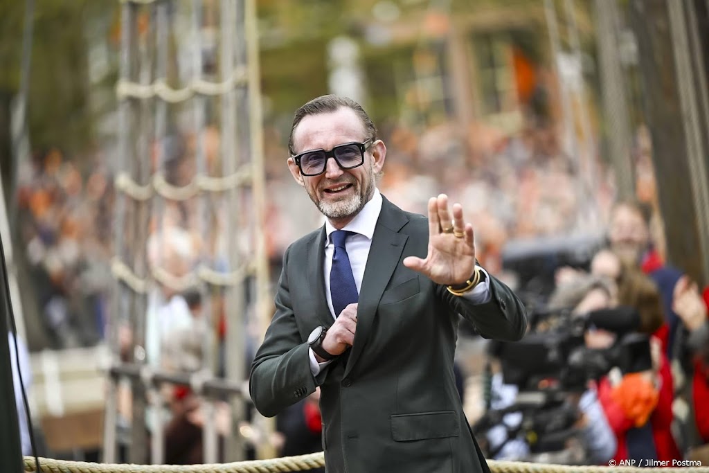 Prins Bernhard feliciteert zoon Samuel