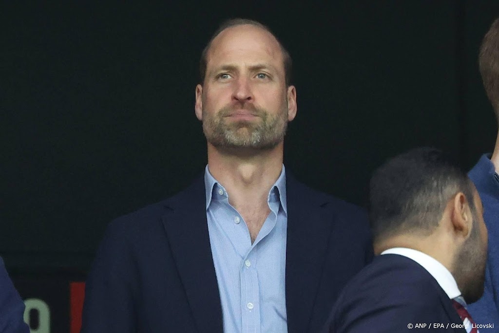 Prins William bedankt medewerkers voetbalbond voor harde werk