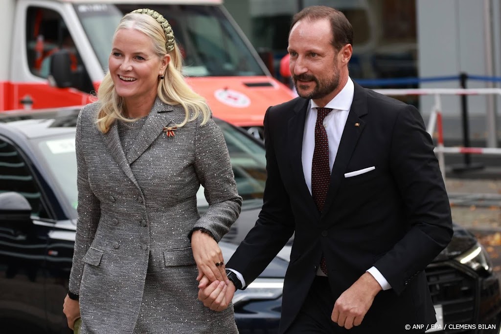Haakon en Mette-Marit op bezoek bij zieke koningin Sonja