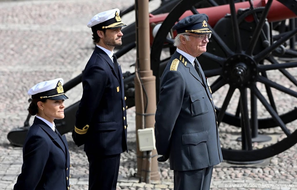 Zweedse royals vieren Veteranendag met kransleggingen en speeches