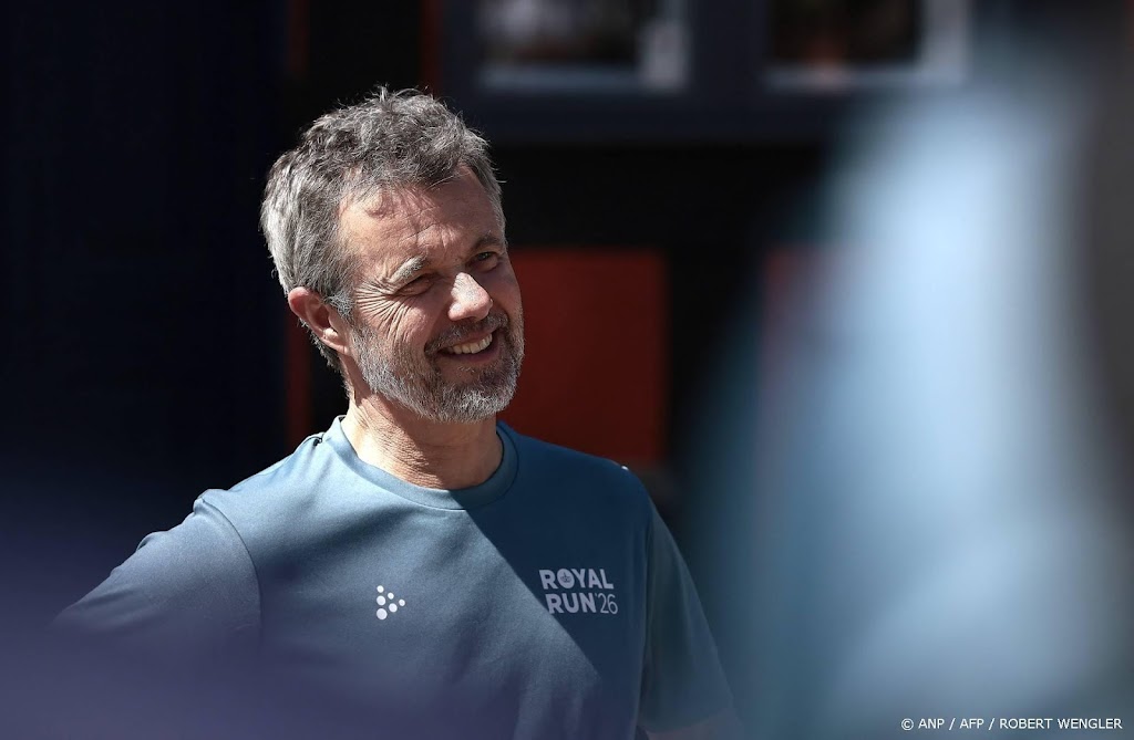 Frederik feliciteert wielrenner Vingegaard met overwinning