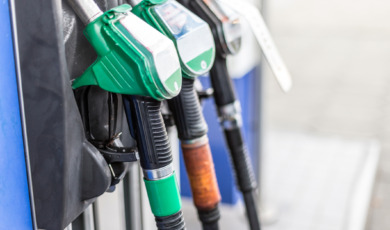 Close up van benzine slangen bij tankstation