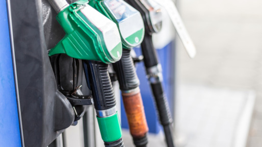 Close up van benzine slangen bij tankstation
