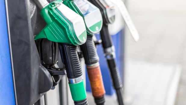 Close up van benzine slangen bij tankstation