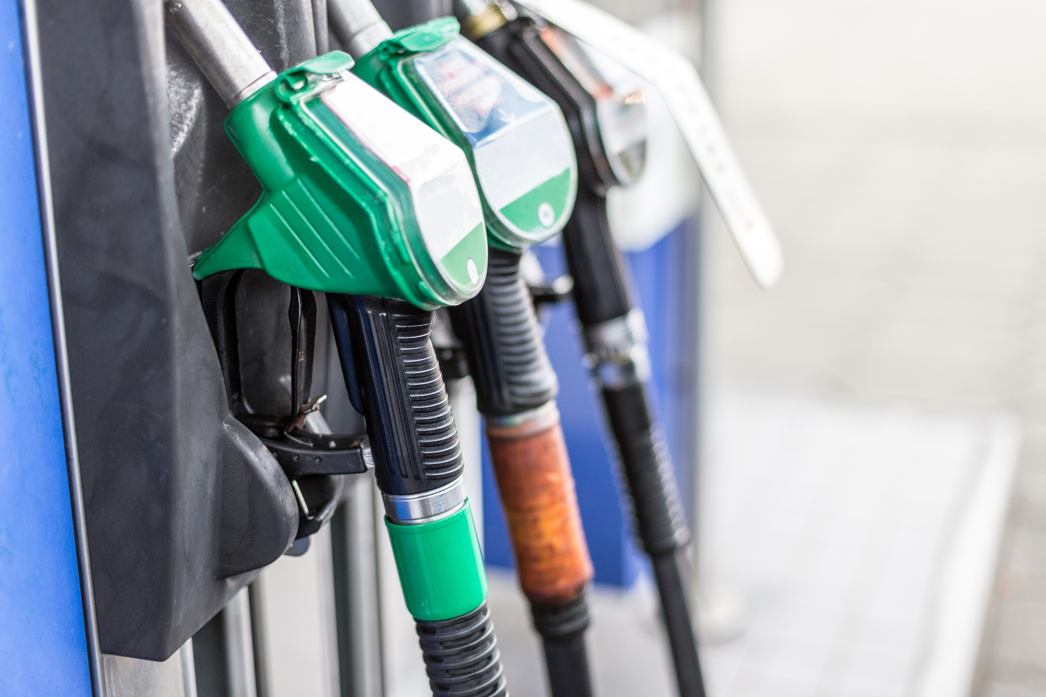 Close up van benzine slangen bij tankstation