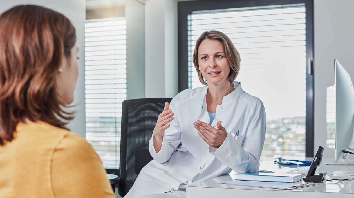 Vrouw in gesprek met haar behandelend arts