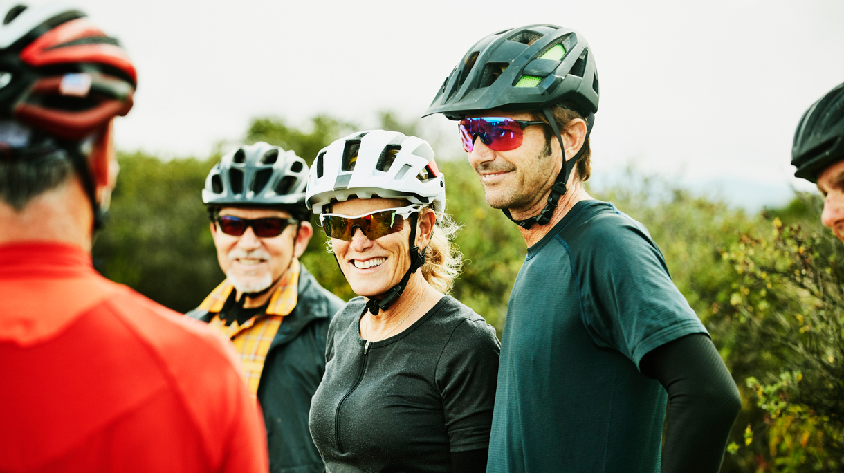 Groep mountainbikers met fietshelm op