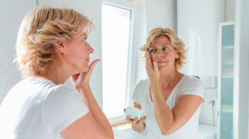 Vrouw smeert gezicht in met zonnebrandcreme