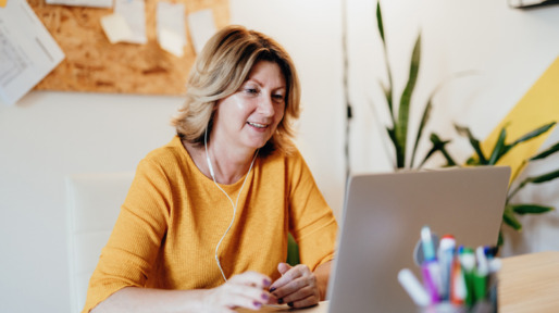 Vrouw zit achter haar laptop te lezen