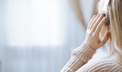Vrouw met koptelefoon