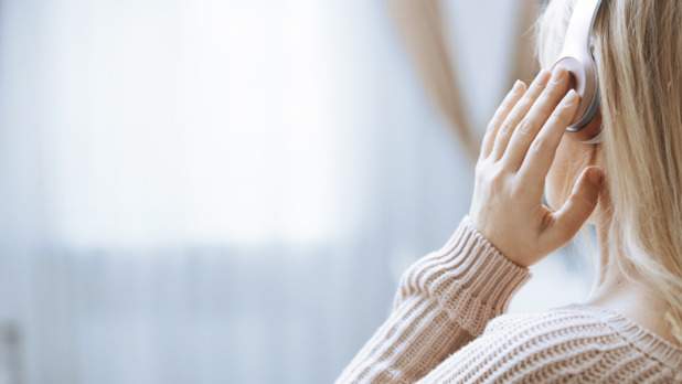 Vrouw met koptelefoon