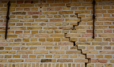 Scheuren in de muren van een huis door verzakking