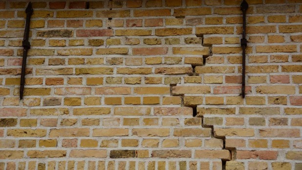 Scheuren in de muren van een huis door verzakking