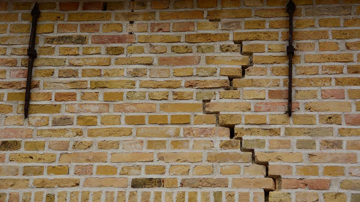 Scheuren in de muren van een huis door verzakking
