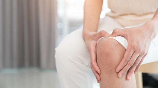 oudere vrouw met pijn aan knie