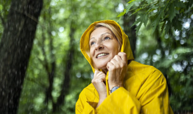 Vrouw in een regenpak