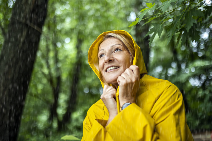 Vrouw in een regenpak
