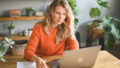 vrouw doet bankzaken met laptop